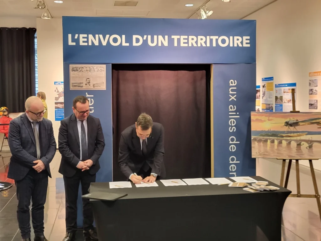 Début des signatures : JM DALL'AGLIO, Nicolas BONNET, Marc BRUANT, ...