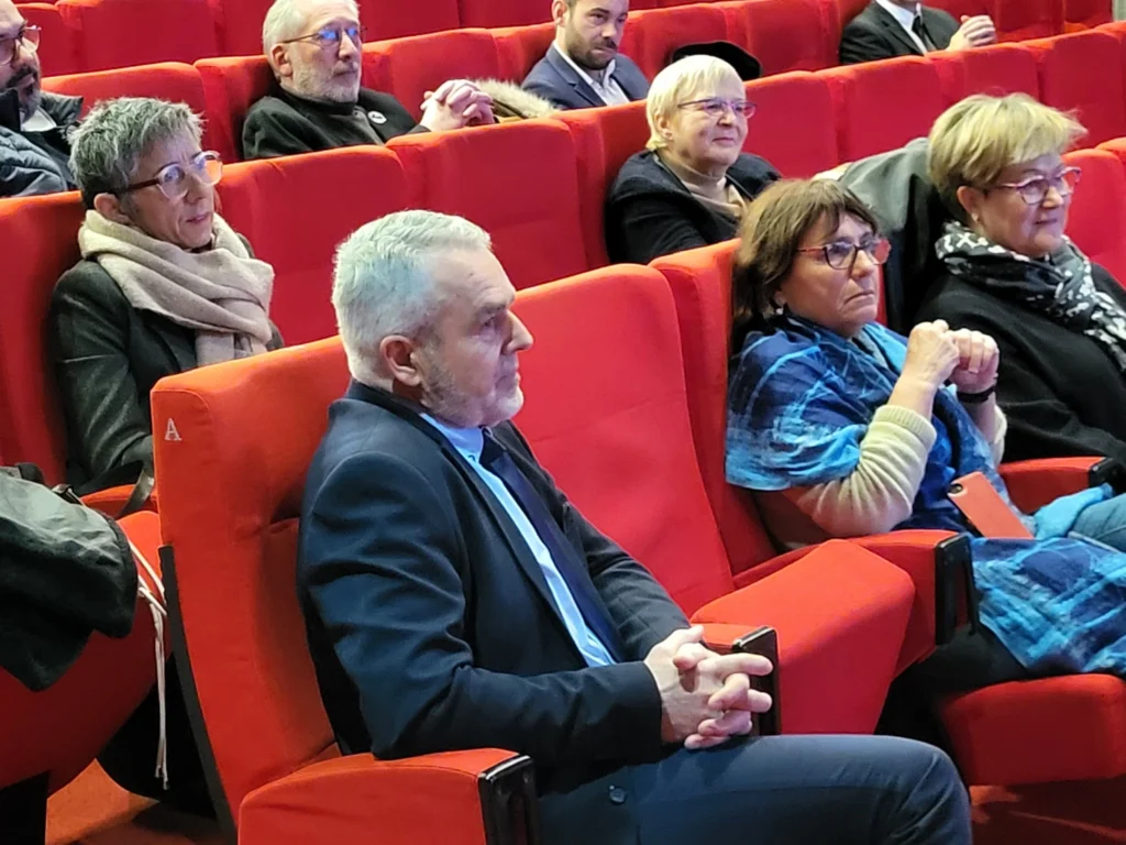 Philippe MORETTI au premier plan. Au 2ème rang : Mme Sandrine DUPUY, Directrice déléguée aux formations du Lycée Henry Brulle de Libourne ; et Mme Chantal de TURCKHEIM, Directrice générale d'ELISA Aerospace...