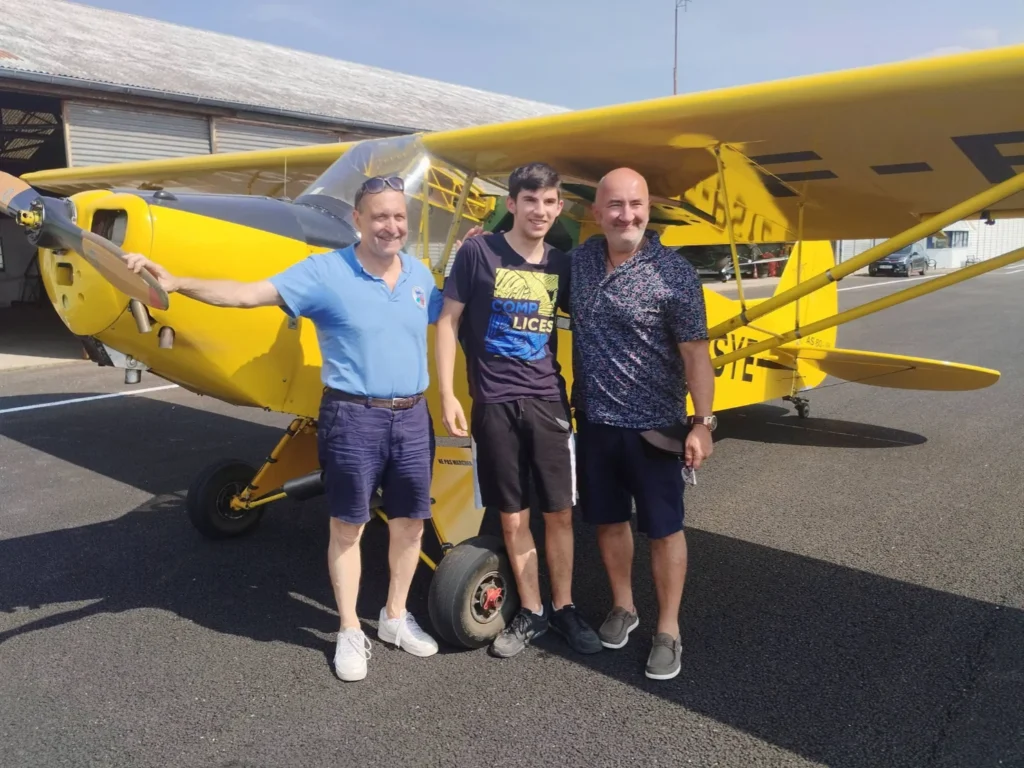Lucas et son professeur M. Conseil après son vol