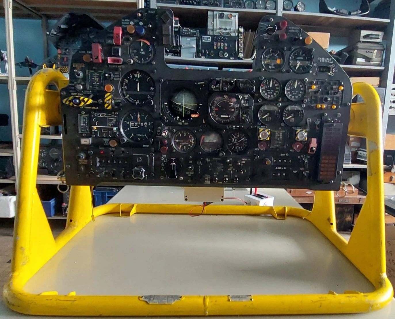 La planche de bord Jaguar A sur son bâti de travail