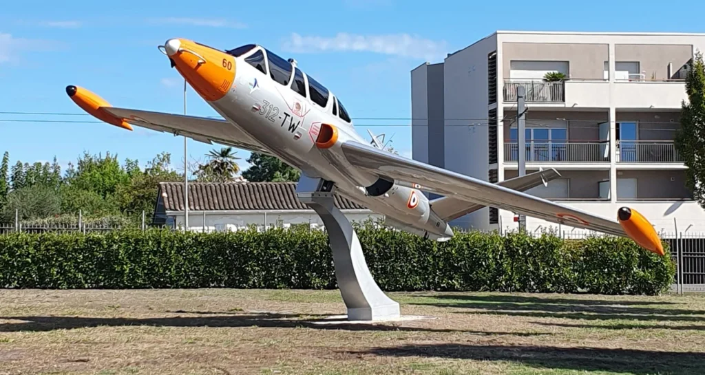 11 septembre : le Fouga repeint sur sa stèle