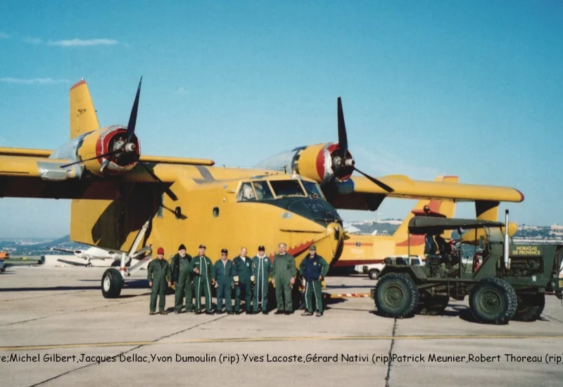 L'équipe du Canadair du MAE : Michel GILBERT, Jacques DELLAC, Yvon DUMOULIN, Yves LACOSTE, Gérard NATIVI, Patrick MEUNIER, Robert THOREAU, Dennis DUMOULIN