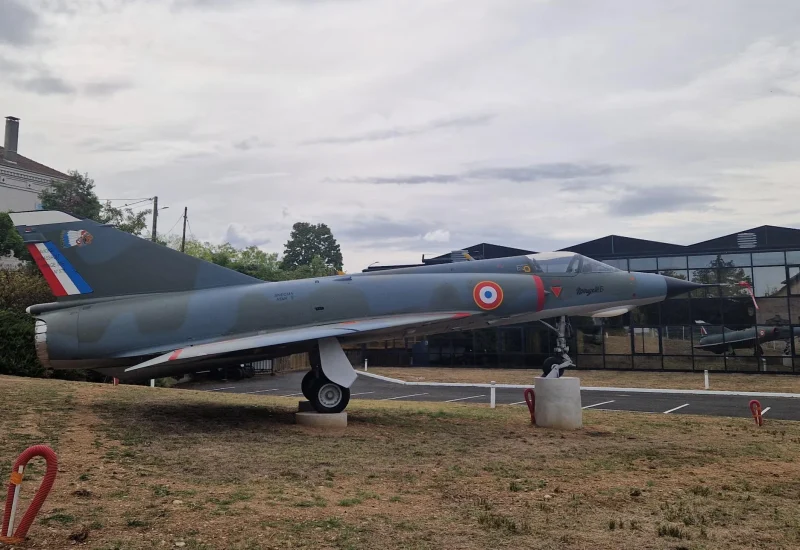 Le Mirage III restauré devant les installations de Dedienne Aviation