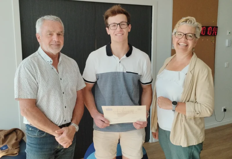 Louis DELEVAUX reçoit son prix en présence de Philippe MORETTI et Mme Tana MOON, Directrice d'Elisa Aerospace St-Jean d'Illac