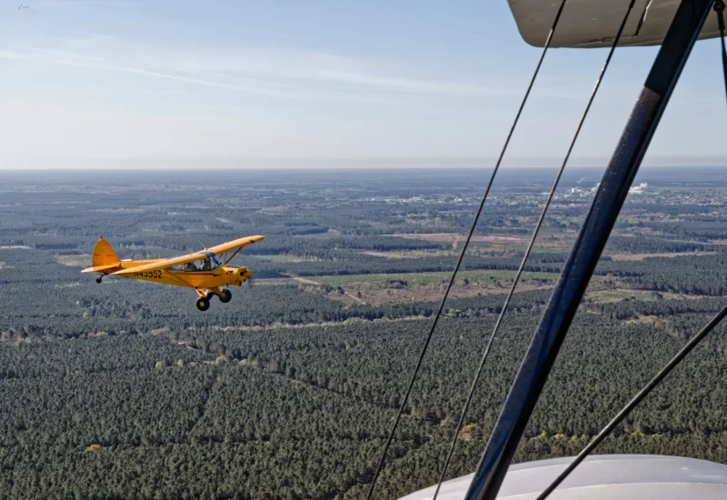 Rassemblement de la patrouille par un Piper Cub d'Andernos