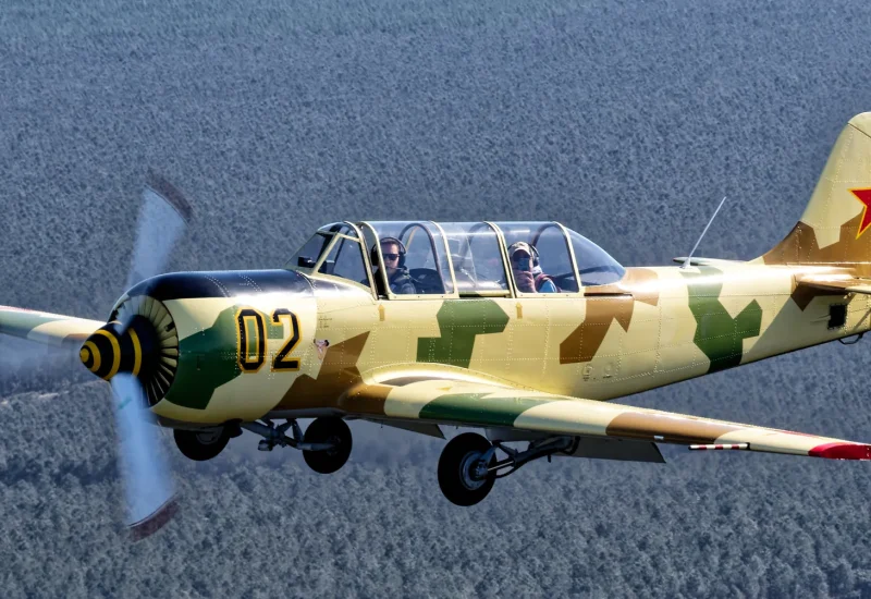 La patrouille est rejointe par un Yak 52 pour le survol d'Andernos !