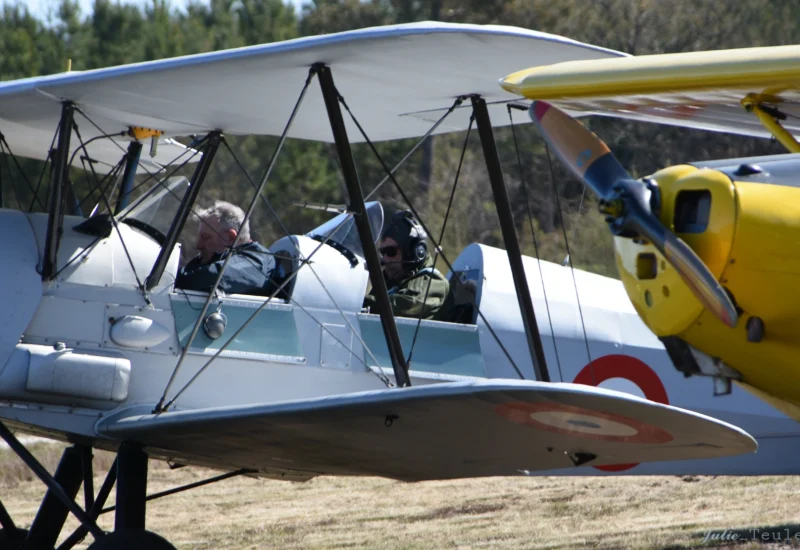 Le Stampe au parking, Lionel en place avant et Jean-Marc en place arrière