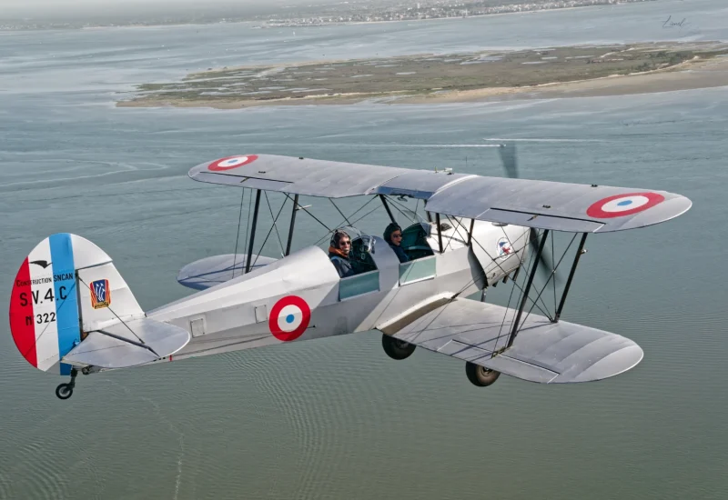 Le Stampe cap au sud, île aux oiseaux au second plan