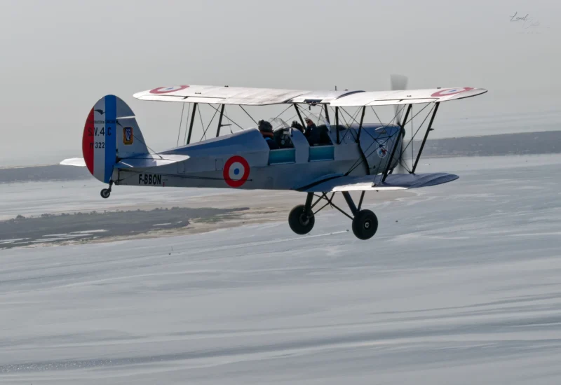 Le Stampe cap au sud, île aux oiseaux au second plan