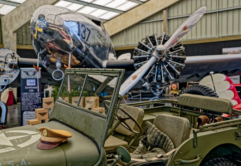 Le magnifique hangar de Chabert, avec entre autres un Lockheed Electra