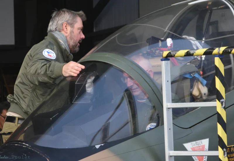 François et Bruno installent la cabine Alpha Jet