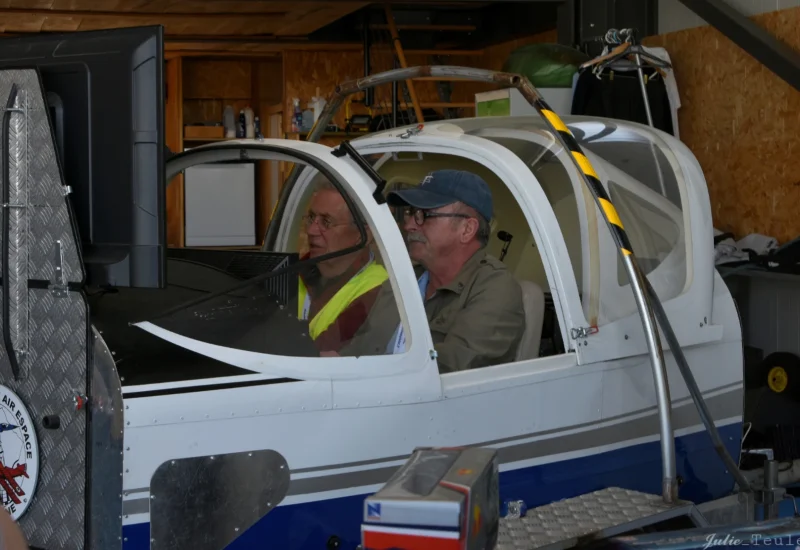 Serge et Jacques préparent le simu Technam