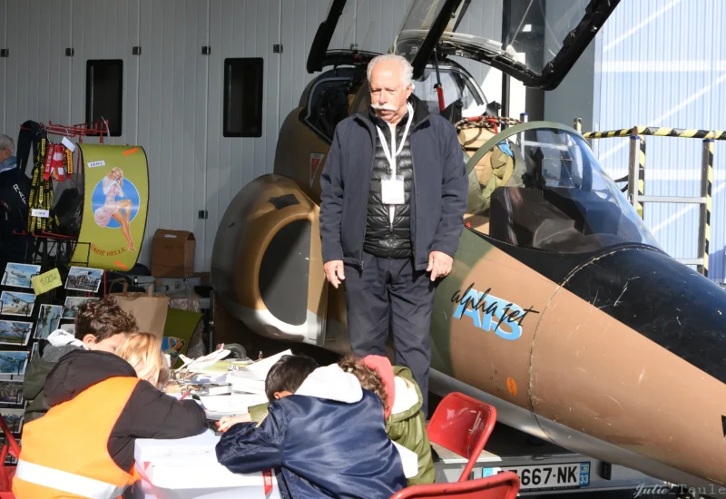 Serge anime son atelier pliage