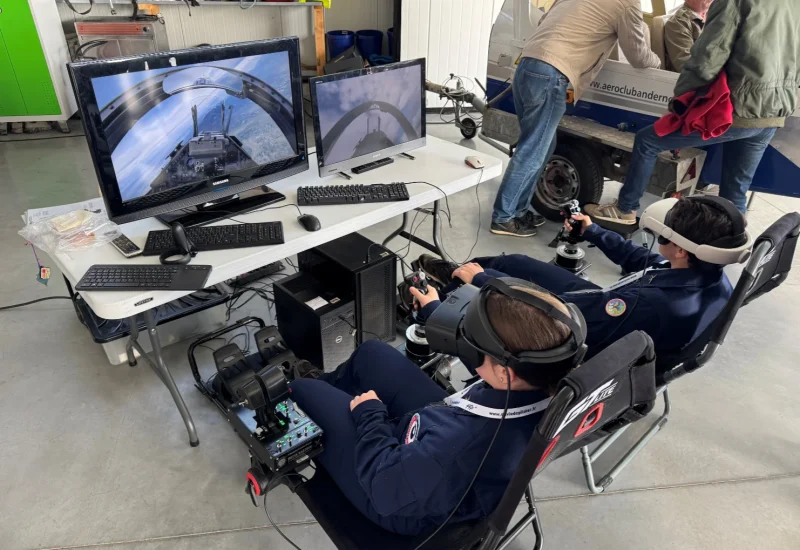 Deux jeunes des escadrilles Armée Jeunesse dans le simu VR