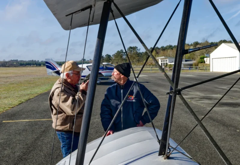 Joël et Jean-Michel à la mise en route. Le Stampe a démarré au quart de tour !