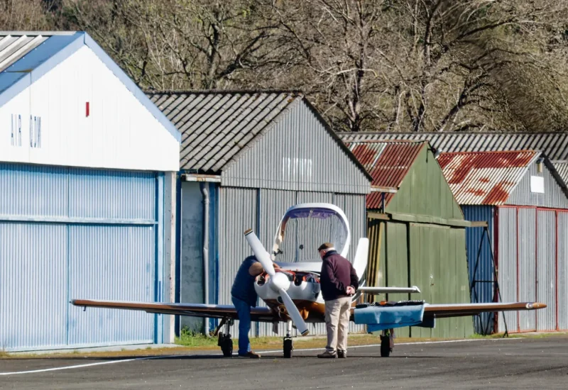 Pendant ce temps, Patrick répare une panne de dernière minute sur son Lancair, Claude en soutien