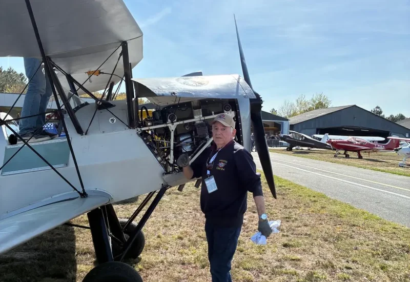 Jojo immédiatement au travail...