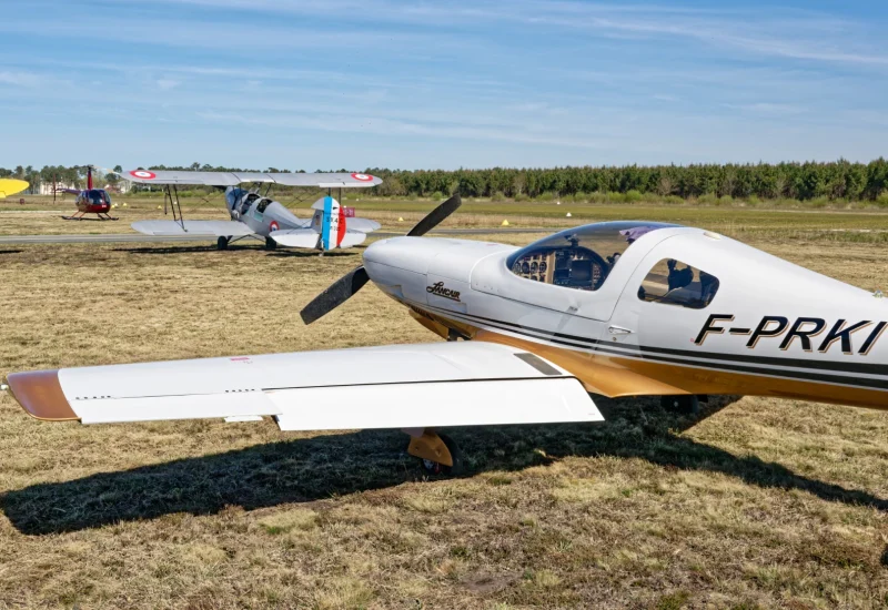 Stampe parqué à Andernos. Au premier plan, le Lancair de Patrick qui a transporté Jojo. Merci à lui !