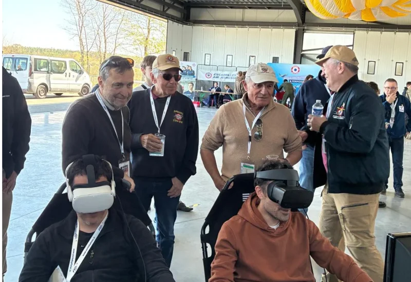 Deux moins jeunes s'essayent au combat aérien (il y a du boulot !). Debout : Jean-Marc, Joël, Patrick, Lionel. Dans le simu : ? et Benjamin.