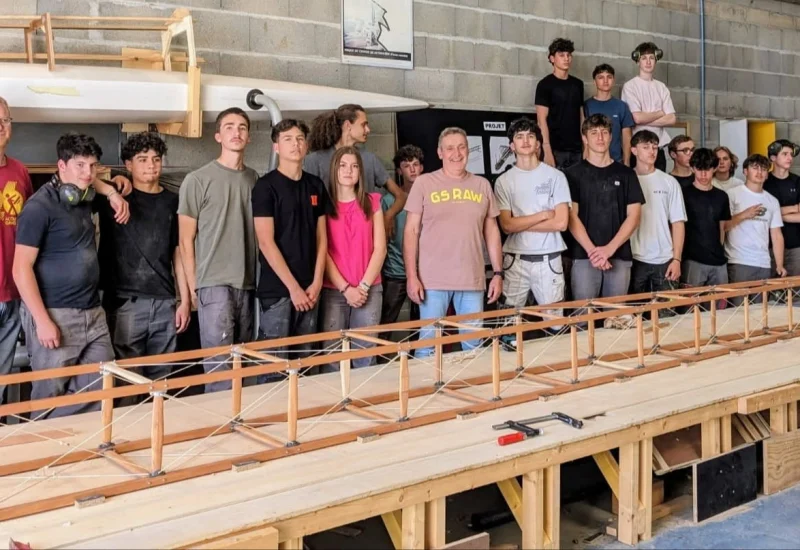 La classe du Lycée de la mer devant le fuselage qu'elle a réalisé et assemblé