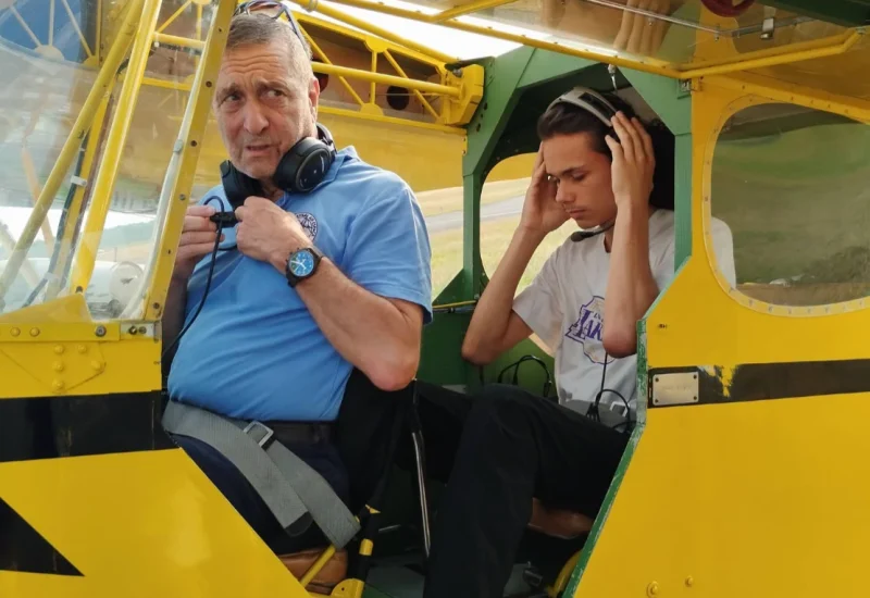 Esteban ajustant son casque