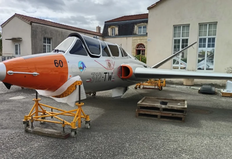 Fin août : le Fouga repeint