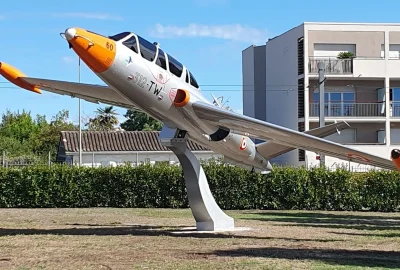 11 septembre : le Fouga repeint sur sa stèle