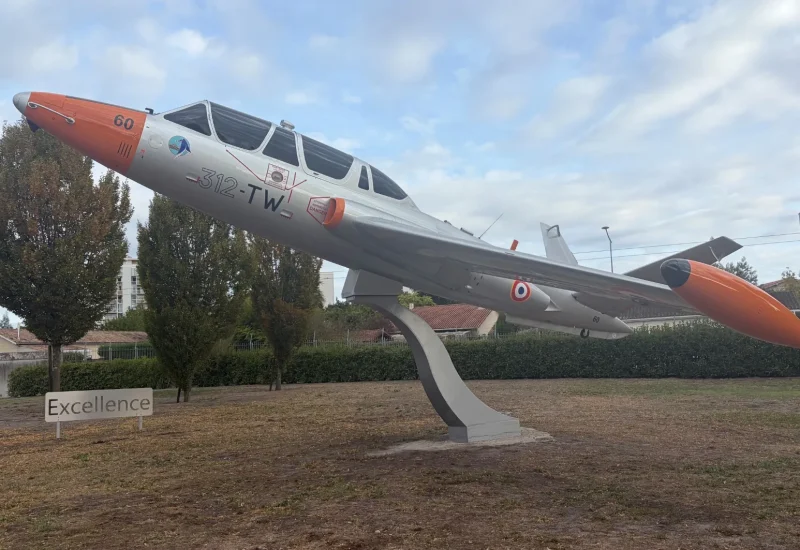 11 septembre : le Fouga repeint sur sa stèle