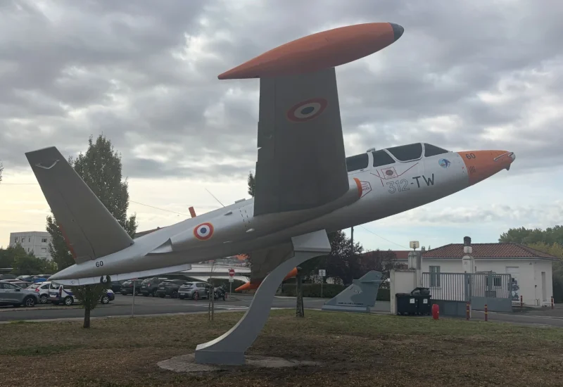 11 septembre : le Fouga repeint sur sa stèle