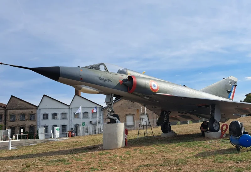 Le Mirage III restauré devant les installations de Dedienne Aviation